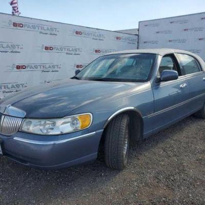 #320 â€¢ 1999 Lincoln Town Car