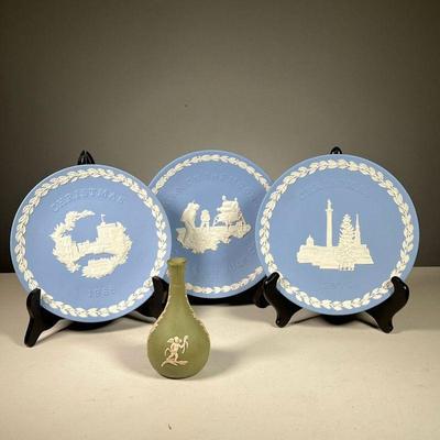 (4PC) WEDGWOOD PLATES AND BUD VASE | Includes: Olive & White bud vase with Cupid reliefs. As well as Blue & White Jasper Christmas Plate...