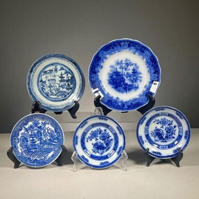 (5PC) CHINESE CANTON PLATES | Including a pair of small Canton plates decorated with floral pattern, a Canton plate decorated with...