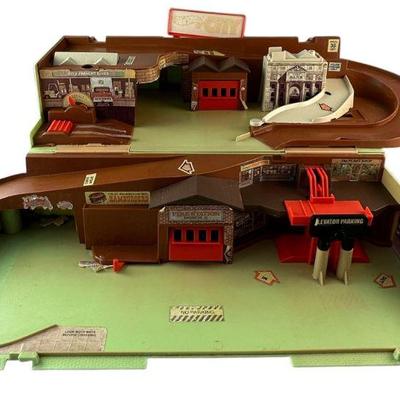 1979 Mattel hot Wheels Sto and Go City Playset