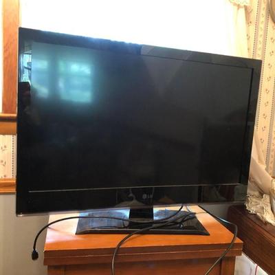 LG LED TV model 32LV2400-UA 30"