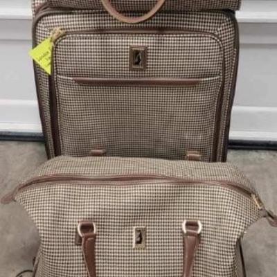 Trave in styke with this 3-piece London Fog luggage set