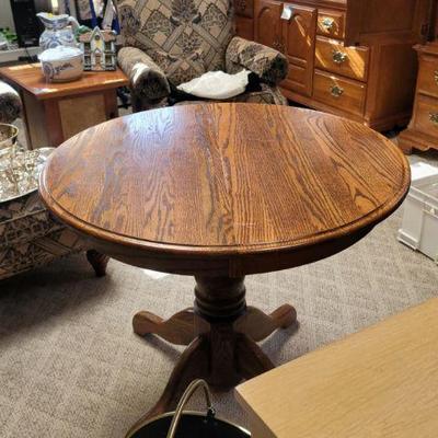 Round Oakes table