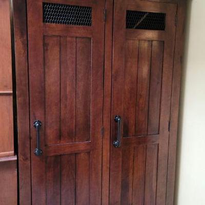 2x door cabinet w/shelves