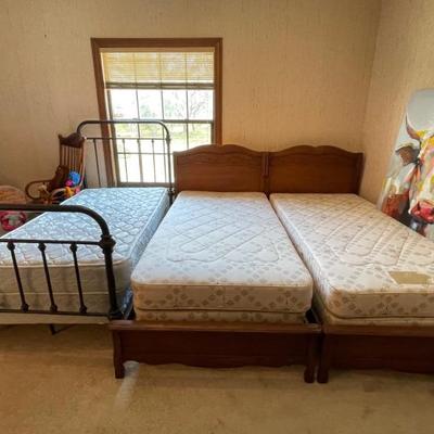 3 Twin beds
2 matching 