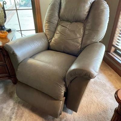 Set of 2 La Z Boy Leather power reclining chairs with usb charger. 