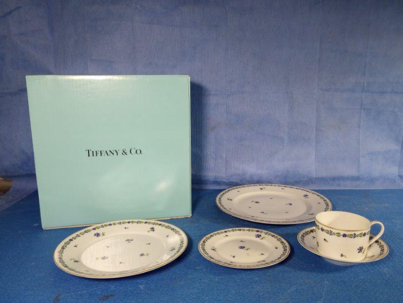 ONLINE AUCTION HIGH END FURNITURE & DECOR. EVERYTHING STARTS AT 1.00