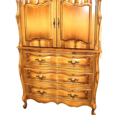 
Lot 336
Quality 3 drawer 2 door fitted interior French Provincial style mahogany high chest
