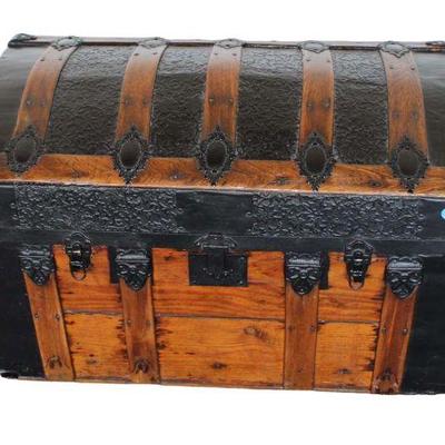 
Lot 198
Nice antique hump back travel chest with insert
