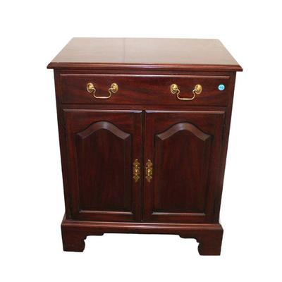
Lot 103
Henkel Harris solid mahogany 1 drawer 2 door nightstand with slight surface scratches on top
