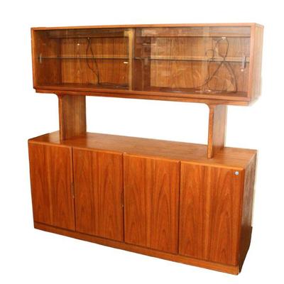 
Lot 116
Cool Mid century Scova by Dixie 2pc buffet china in the Teak wood
