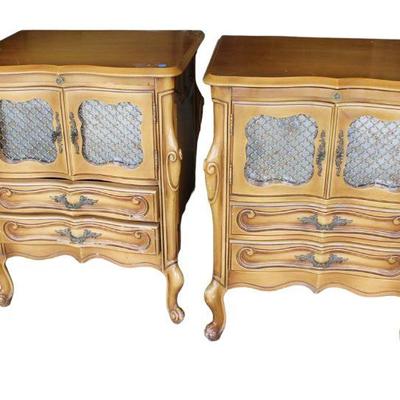 
Lot 338
Pair of quality 2 drawer 2 wire front doors French Provincial style nightstands
