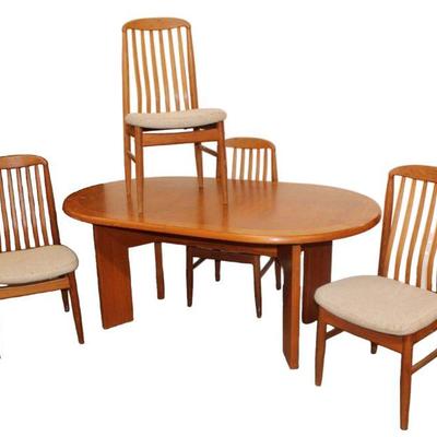 
Lot 117
Ckovby 5pc Teak table and 4 chairs with pop up leaf

