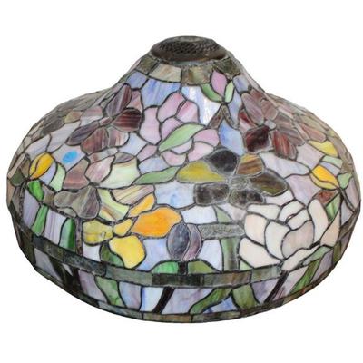 
Lot 261
Tiffany style leaded glass lamp shade, has small crack
