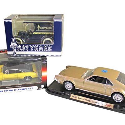 
Lot 271
3pc die cast set including Olds Mobile Tornado, 1969 Dodge Charger and more
