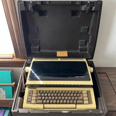 Smith Corona Ultrasonic Electric Typewriter w/case $67