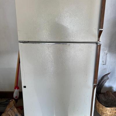 Whirlpool refrigerator $100