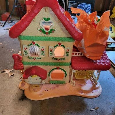 Mystery Lot Strawberry Shortcake Doll House with Accessories