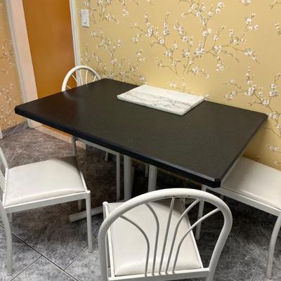 Nice 4 seat kitchen table 