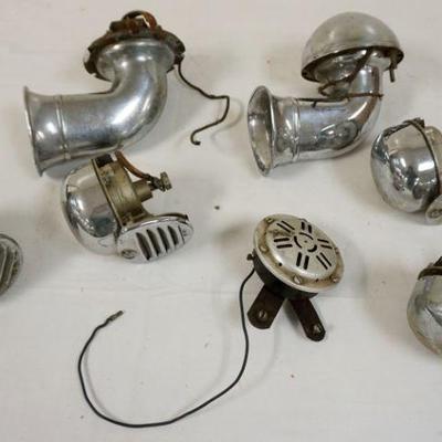 1253	ANTIQUE AUTOMOBILE HORNS

