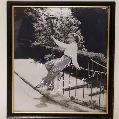1072	JEANETTE MACDONALD SIGNED PHOTO, APPROXIMATELY 8 IN X 10 IN OVERALL
