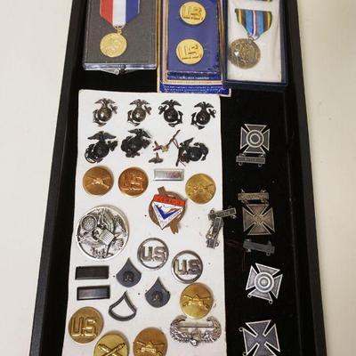 1194	US MILITARY LOT MEDALS & INSIGNIAS SOME STERLING
