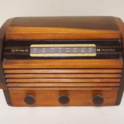 1168	ANTIQUE RCA VICTOR 56 X 3 TABLE TOP RADIO IN WOOD CASE, APPROXIMATELY 8 IN X 14 1/2 IN X 9 IN HIGH
