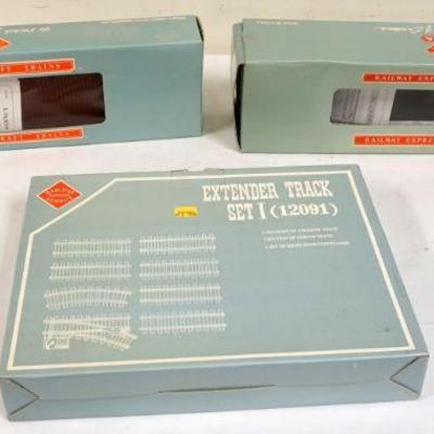 1223	RAILWAY EXPRESS AGENCY TRAIN CARS FLAT CARS & TRACK
