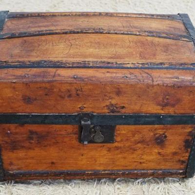 1110	ANTIQUE PINE SMALL DOME TOP STAGECOACH TRUNK, APPROXIMATELY 20 IN X 13 IN X 15 IN
