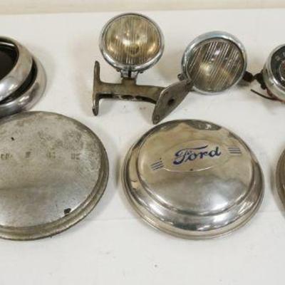 1256	LOT OF VINTAGE AUTOMOBILE PARTS
