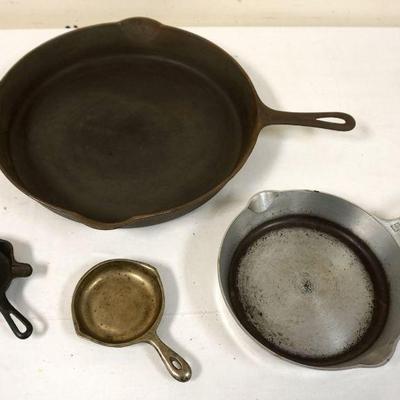 1251	LOT OF GRISWOLD CAST IRON PANS, LARGEST APPROXIMATELY 22 IN X 17 IN
