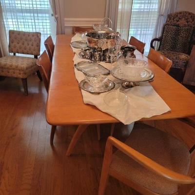 Mid-Century Modern Heywood Wakefield Wishbone drop leaf dining table with 6 chairs. Table has 2 removable leaves, as well.