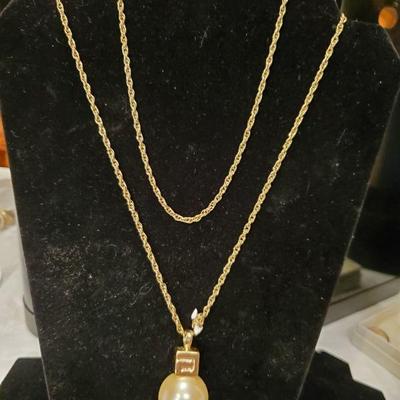 Gold Tone Necklace with Large Pearl?, 17g
