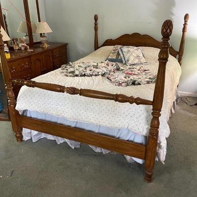 Low Poster Wooden Queen Bed Frame with Pineapple Finials 