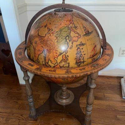 MID CENTURY OLD WORLD GLOBE BAR