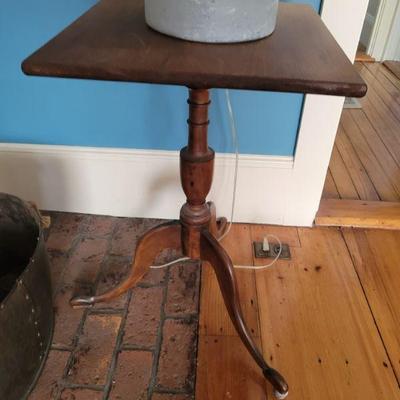 federal square tilt top table