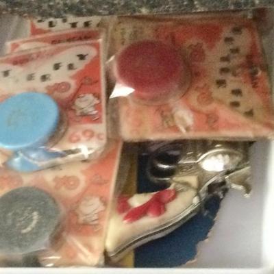 Vintage yo-yos, cap gun