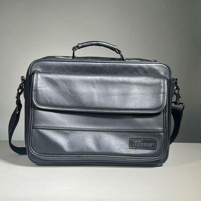 TARGUS COMPUTER BAG | Black vegan leather messenger bag. - l. 16 x w. 4 x h. 12 in
