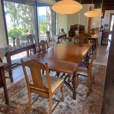 Beautiful antique dining room set w/ 6 chairs... (shown in approx. 6' full size position w/ leaves extended.)