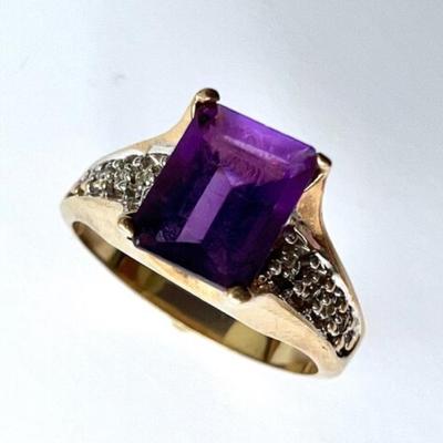#133 â€¢ 14K Yellow Gold Ring w/Emerald-Cut Amethyst and Eight Diamonds - Size 8
