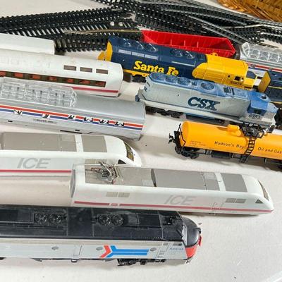 HO TRAIN LOT | Large HO Train Lot including Engines, Cars and Track Makers include Fleischman (Germany), Bachman and Life Life. Many...