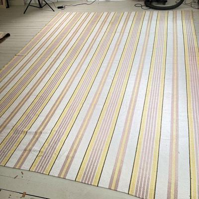 WOVEN AREA RUG | Large area rug; striation pattern in a pastel color way. - l. 140 x w. 106.5 in
