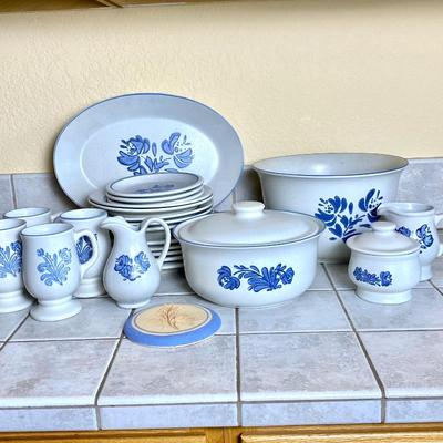 Pfaltzgraff Yorktowne Dinnerware Set