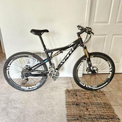   Women's YETI Mountain Bicycle Carbon ASR5C - 2013 model in good condition! (XS)