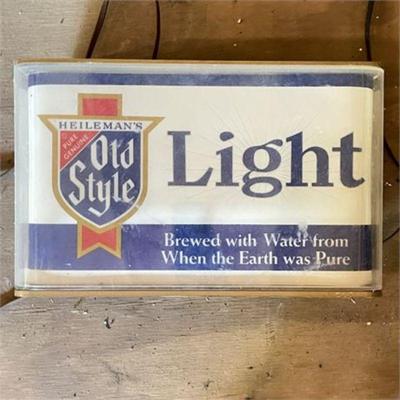 Lot 234   3 Bid(s)
Heileman's Old Style Light Beer Light Up Bar Sign