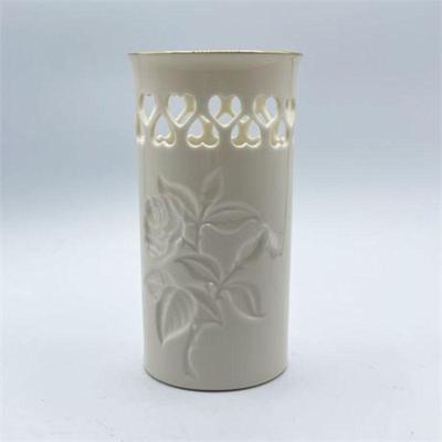 Lot 125   0 Bid(s)
Lenox Pierced Hearts Collection Column Vase