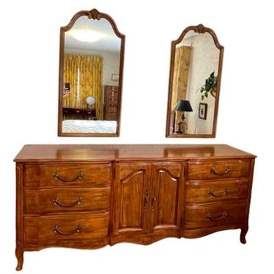 Lot 163   0 Bid(s)
Davis Furniture French Provincial Dresser With Mirrors
