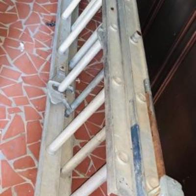 20' LOUISVILLE, EXTENSION LADDER IN VERY GOOD CONDITION