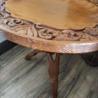 Wooden corner design round table. 
2.5 
$100