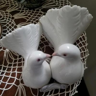 Lladro pair of kissing doves